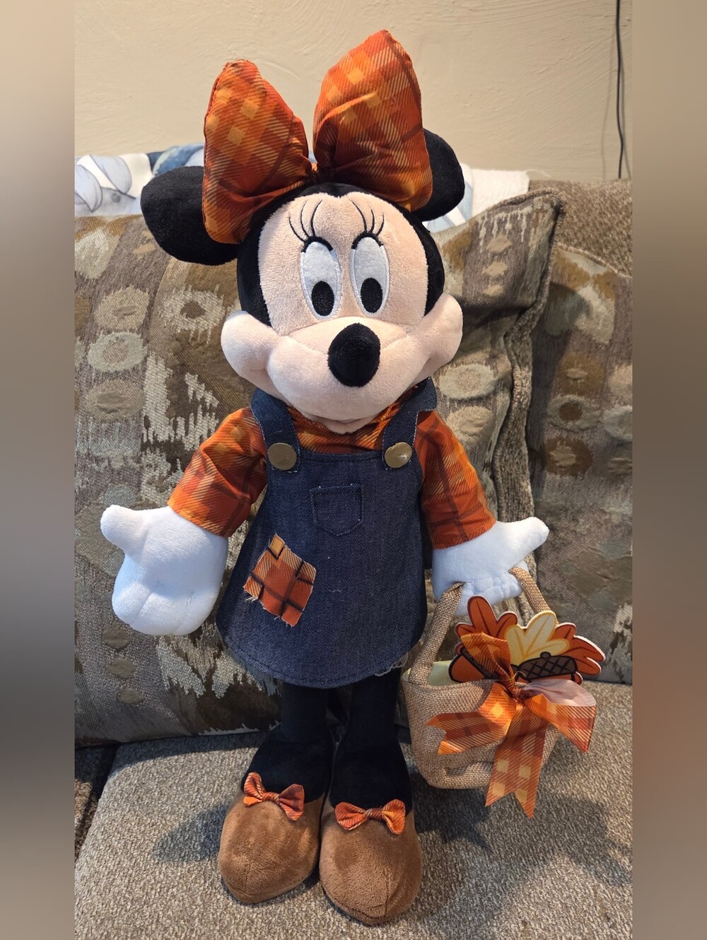 Disney Minnie Mouse Fall Greeter